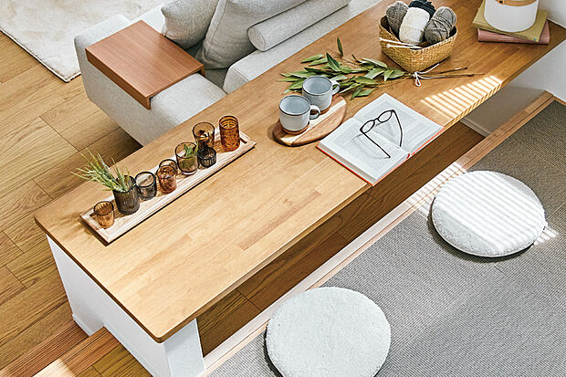 【家族とつながるスキップDEN】
LDKにいる家族とのつながりを感じながら、趣味やリモートワークといった自分だけの時間に集中することができます。※号棟により採用状況が異なります。