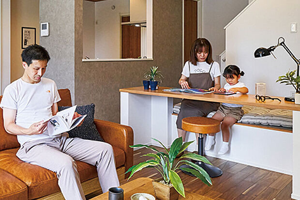 【SKIP DEN】
小上がりに設けたカウンター付きの空間。リビングで過ごす家族の気配を感じながらも、自分の時間をゆったりと過ごせます。※号棟により採用状況が異なります。