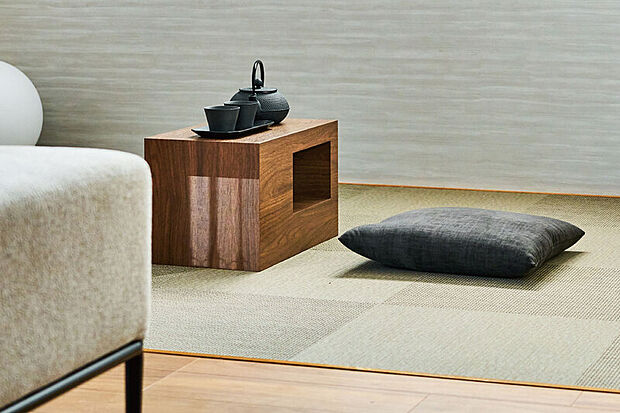 【フラットDEN】
リビングの一角にテキスタイルフロアを敷いて緩やかにゾーニング。家族とつながりながら、お昼寝や趣味、家事スペースなどに活用できます。※号棟により採用状況が異なります。※画像はイメージです。