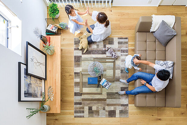 【ワイドリビング】
家族が集まってもゆとりを感じられる伸びやかなリビング。くつろぎの時間をゆったりと味わえます。※画像はイメージです。※カラーは号棟により異なります。