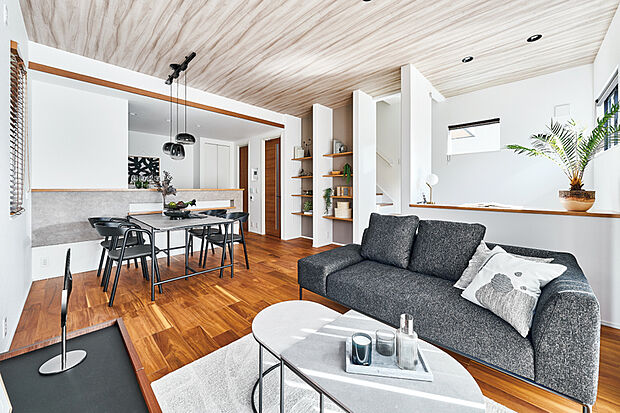 【【森に佇むような癒しの住まい】】住まう人が想い描く暮らし方を受け止める、それぞれ違った魅力の3スタイルのプランをご用意しました。天然木特有の風合いや美しさを感じられる素材を壁面やフロアに用いています。