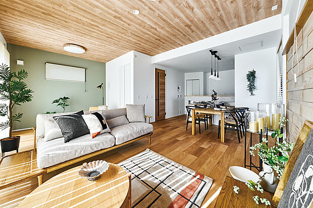 【【MULTI LOUNGE】】リビングに隣接するラウンジ空間を採用。ワイドリビングとして、家族とのコミュニケーションやゆとりある時間を満喫できます。※号棟により採用状況が異なります。