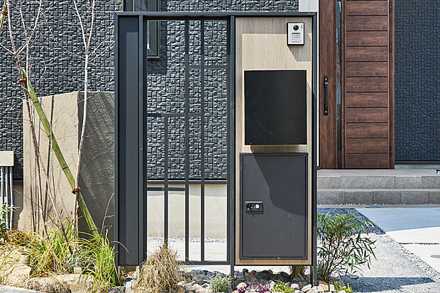 【【宅配ボックス付き機能門柱】】宅配ボックス、ポスト、TVホンが一体となったデザイン性の高い門柱。留守の間や対面を気にせずに荷物を受け取ることができます。※号棟により採用状況が異なります。