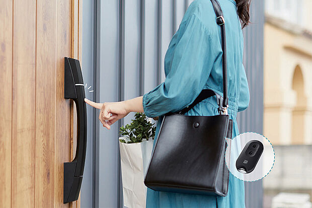 【【スマートコントロールキー ポケットキー】】リモコンキーをバッグに入れておけば、ハンドルのボタンを押すだけで施解錠ができ、タグキーは近づけるだけで施解錠が可能。また、ドアホンとの連動によりスマホで施錠・解錠の状態確認や操作、施錠忘れ通知を受ける