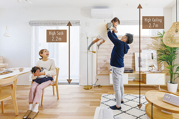 【【ハイシーリング・ハイサッシ】】伸び伸びとゆとりをもって過ごせるようにリビングの天井高を2.7mに設定。子どもを肩車しても余裕のある高さです。サッシ内法高2.2mの広がりも開放感を与えてくれます。※号棟により、一部天井、サッシの高さ