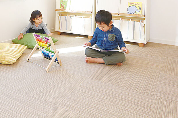 【【テキスタイルフロアルーム】】リビングの続き間に肌触りが優しいテキスタイルを敷いた空間を設けました。弾力性に優れているため、キッズスペースとしてや家事スペースとしてなど多彩に活躍します。扉を閉めて個室としても利用できます。※号棟に