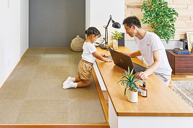 【【スキップDEN】】リビングの一角には、段差を活かして空間をゆるやかに区切ったスキップDENを設けました。リビングで寛ぐ家族とつながりながら、自分時間を満喫することができます。また、作業にも便利な堀机のカウンターを設けて