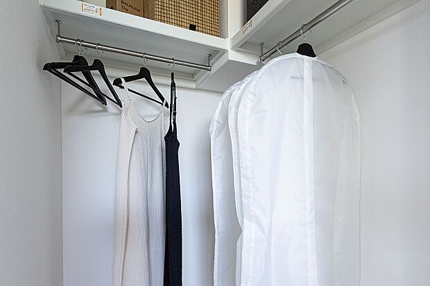 【【ウォークインクロゼット】】全邸に大容量のウォークインクロゼットを計画。おしゃれ好きの家族の衣類やキャリーケース、季節家電などをラクラク収納できます。