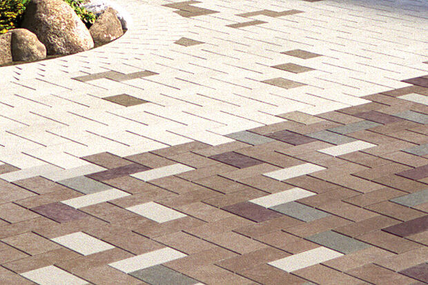 【【インターロッキング】】転回広場・一部土間スペースに透水性のインターロッキングブロックを採用。透水機能を持たせることにより、雨水が地中に浸透。水たまりができにくく、歩行が快適になります。