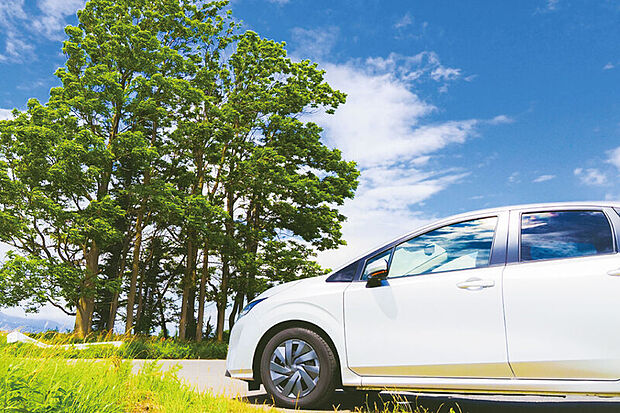 【【2台カースペース】】快適なカーライフをサポートする2台分のカースペースを確保しました。ゲストの車やセカンドカーも駐車できます。※2台目は車種限定となります。※号棟により採用状況が異なります。