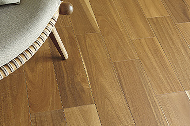 【【銘樹モクトーン】】深みのある表情や美しい質感を創出する素材を設えました。フローリングは、抗菌・抗ウイルス加工が施されています。※カラーは号棟により異なります。