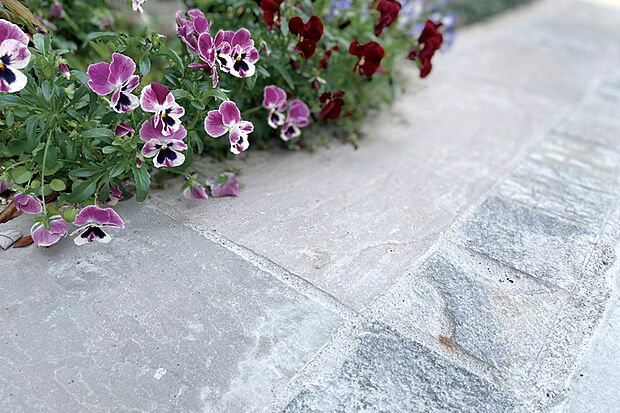 【【天然石敷石】】各邸のアプローチ部分に天然石の敷石を採用。本物の石が持つランダムな表情と質感が邸宅のアクセントとなり、一体感を演出します。※写真はイメージです。