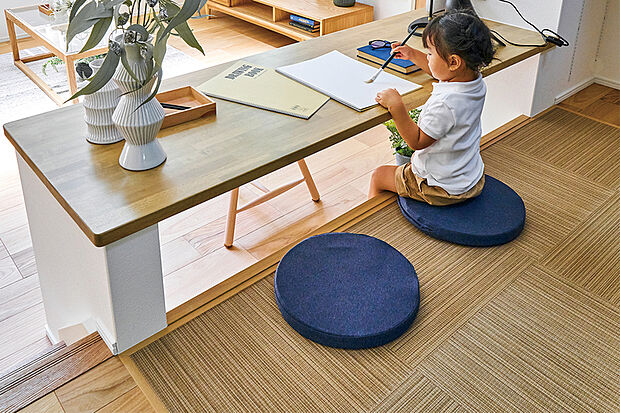 【【SKIP DEN】】リビングから小上がりになったテキスタイルフロアの空間。カウンターを備えているので、家族との繋がりを感じながら趣味や読書に活躍します。また、子どもの勉強スペースにも最適です。※号棟により採用状況が異なり