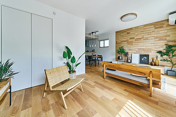 【【ワイドリビング】】家族みんながのびのび過ごせるのが魅力のワイドリビング。大きいソファやテーブルを配置しても充分な広さを保つことができます。※号棟により採用状況が異なります。※写真はイメージです。