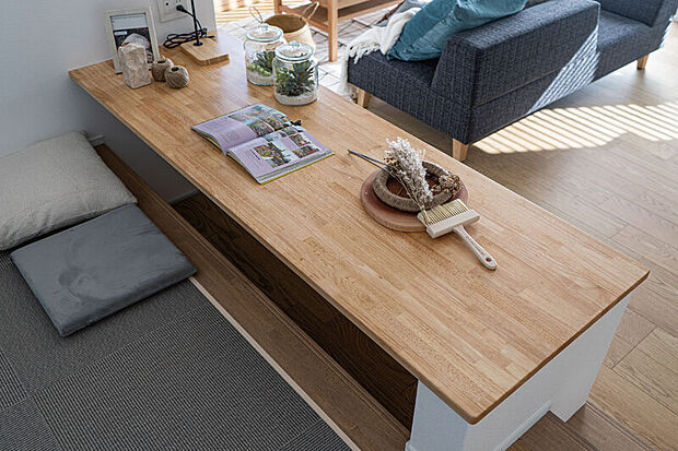 【【堀机カウンター】】足を伸ばしてゆったり座れる堀机カウンター。読書や趣味を楽しみながら、心地よいリラックスタイムを過ごせます。※号棟により採用状況が異なります。※写真はイメージです。