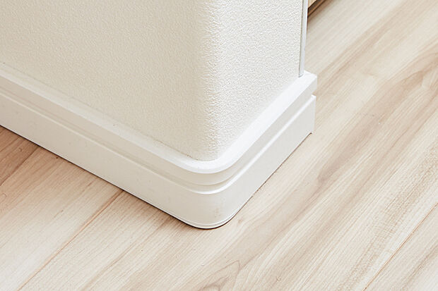 【【Rコーナー仕様】】ぶつかった時の衝撃を和らげるので、子どもにも安心です。空間に柔らかな雰囲気をプラスします。※1階ホールとLDKに採用。※画像はイメージです。