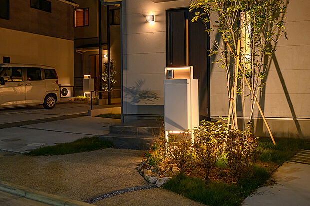【【灯かりのいえなみ協定(R)】】暗くなるとLED外部照明が自動点灯。夜の街並みを美しく浮かび上がらせます。家を明るく照らすことで、安全性を高める効果も。※照明の数や種類は号棟により異なります。