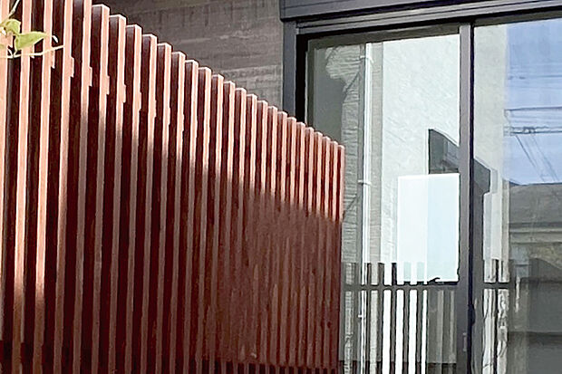 【【格子フェンス】】敷地の境界には縦格子のフェンスを配し、さりげない目隠しとしてプライベート性が保たれた暮らしを叶えます。※号棟により採用状況が異なります。※画像はイメージです。