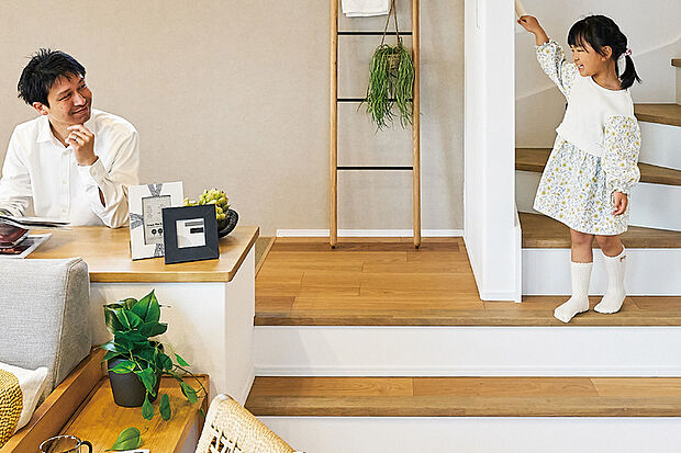 【【リビング階段】】外出や帰宅時に必ずリビングを通る動線を計画しました。顔を合わせる機会が増え、家族のコミュニケーションが充実します。※画像はイメージです。