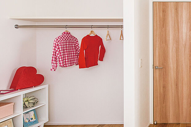 【【オープンクロゼット】】建具をなくすことで、家具配置がしやすく、フレキシブルにスペースを活用できます。湿気がこもりづらく、扉に指を挟んでしまうなどの事故もなくなる安心安全な収納提案です。※写真はイメージです。