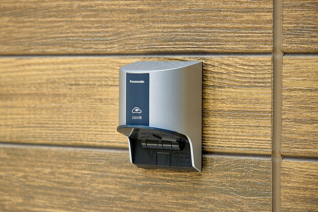 【【EV・PHEV充電用屋外コンセント】】エコカーライフをサポートする、電気自動車用の屋外コンセントを設置。時代の先進性を感じさせる洗練されたデザインです。※画像はイメージです。