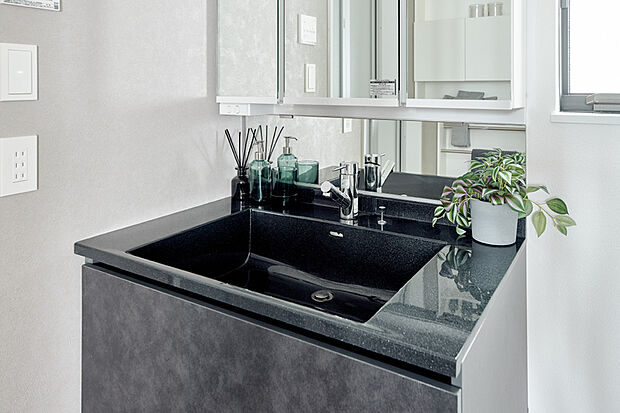 【【プレミアムドレッサー/ポラスオリジナル】】高級感があり、機能性とデザイン性を兼ね備えた洗面化粧台です。