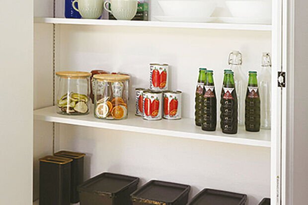 【【パントリー】】キッチン家電やキッチン用品などをスッキリと収納しておけるパントリー。保存食や飲料なども保管しておけるので、いざという時の備えにも活躍します。※画像はイメージです。