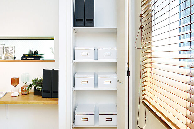【【リビング収納】】消耗品のストックや掃除用具、文具など、生活感の出やすい小物の定位置として便利に活用できます。※画像はイメージです。※号棟により採用状況が異なります。