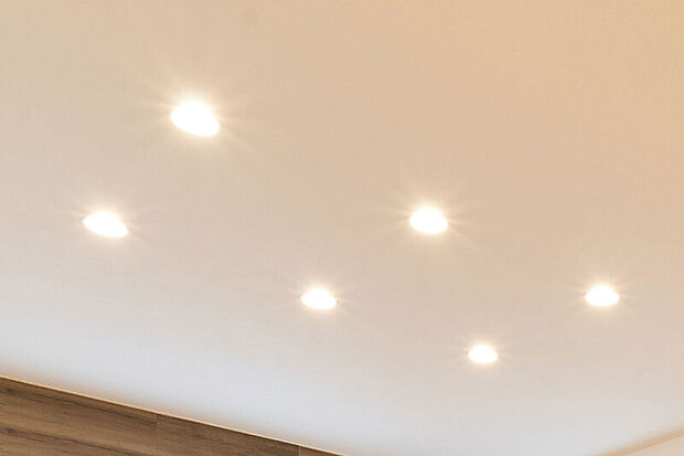 【【よくばりダウンライト】】3つの色温度をカンタン切替え可能。気分やシチュエーションにあわせて気軽に照明の模様替えができます。※ライトコントロール(調光器)はリビングのみ採用。※画像はイメージです。