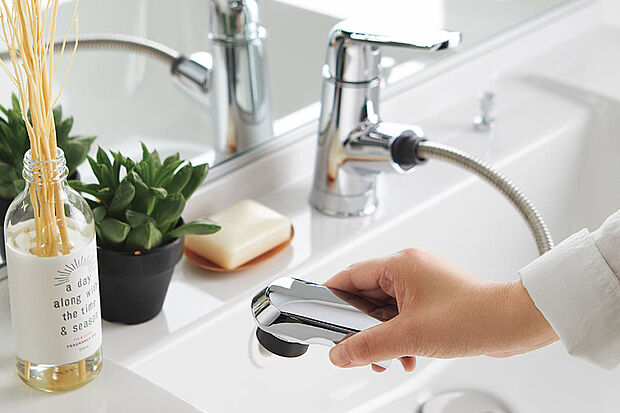 【【マルチシングルレバーシャワー】】シャワーヘッドが引き出せるので、洗面ボウルのお掃除も楽々。また、お湯の使用や流量を「カチッ」と知らせてムダに光熱費を使うなどの失敗を防ぎます。