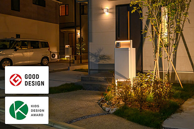【【灯かりのいえなみ協定(R)】】暗くなるとLED外部照明が自動点灯。夜の街並みを美しく浮かび上がらせ、安全性を高める効果もあります。※照明の数や種類は号棟により異なります。※画像はイメージです。