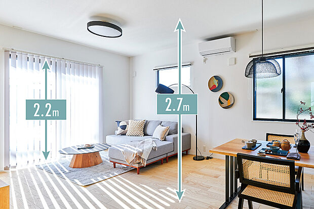 【【ハイシーリング・ハイサッシ】】リビングの天井高を2.7m、掃き出し窓の高さを2.2mに設定しました。※一部天井が下がる場合や仕様が異なる場合がございます。※画像はイメージです。