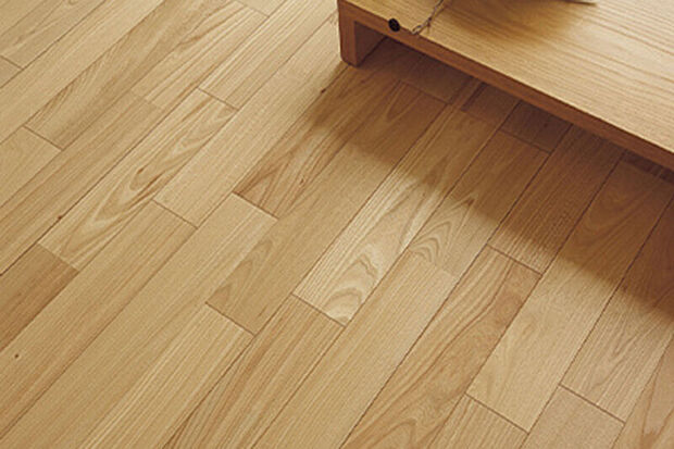 【【銘樹モクトーン】】天然木本来の風合いや表情が魅力的なフローリング。抗菌・抗ウイルス加工を施し、SIAA(抗菌製品技術協会)認証を取得しました。※カラーは号棟により異なります。※画像はイメージです。