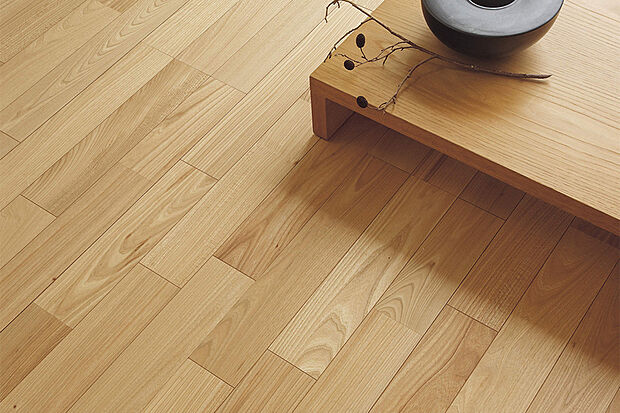 【【銘樹モクトーン】】天然木本来の風合いや表情が魅力的なフローリング。さらに抗菌・抗ウイルス加工を施し、SIAA(抗菌製品技術協会)認証を取得しました。※画像はイメージです。※カラーは号棟により異なります。