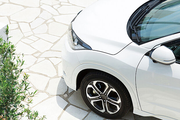 【【2台カースペース】】快適なカーライフをサポートする2台分のカースペースを確保。ゲストの車やセカンドカーも駐車できます。※車種制限及び車の入替の手順が必要な場合がございます。※画像はイメージです。