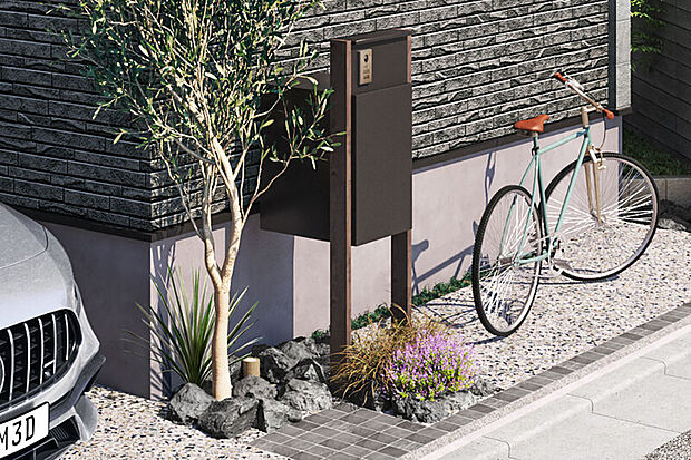 【【宅配ボックス付き機能門柱】】宅配ボックス、ポスト、TVホンが一体となったスタイリッシュかつ機能的な門柱を採用。外出時はもちろん、家事で手が離せない時も荷物を受け取れます。