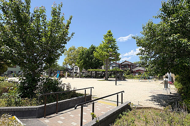 江戸川一丁目公園(現地より徒歩1分)
