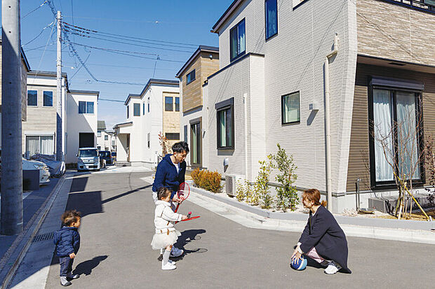 【【街区内道路】】街区内道路は住民以外の車の侵入も少なく安心です。また、住民同士が顔を合わせやすい配棟計画によりコミュニティを育みます。※画像はイメージです。