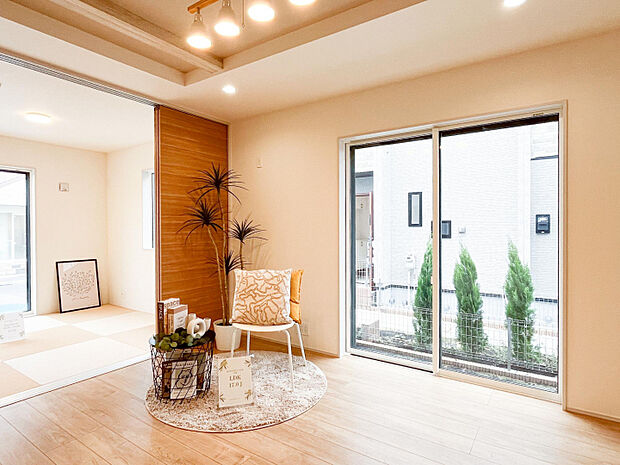 【1号棟　1階　LDK（17.0帖）】　自然光がたっぷり差し込む南向き設計。あたたかみのある広々空間で、家族の時間をより豊かに◎