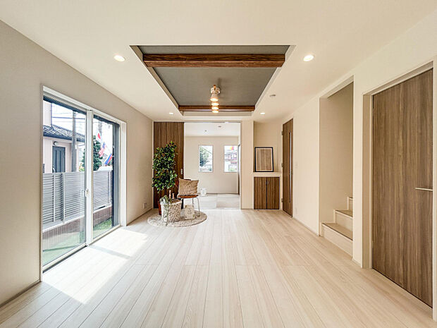 【1階　LDK（17.25帖）】　アクセントクロスを施した折上天井と化粧梁のコントラストが、洗練された雰囲気を演出する、デザイン性の高い空間です。