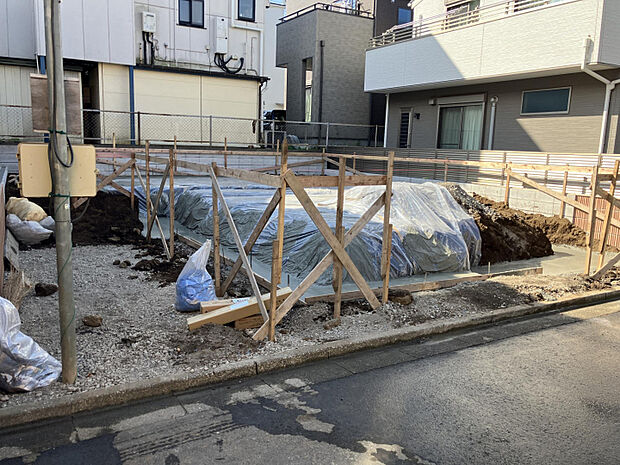 【外観】　建築中　11.8現在　西武拝島線「西武立川」駅まで徒歩13分、「武蔵砂川」駅まで徒歩19分の立地。豊かな緑に囲まれた閑静な住宅街です。