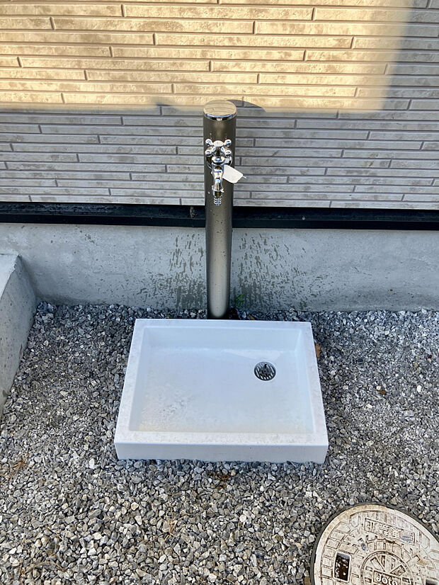 【【外観　外水栓】】ガーデニングや洗車に大活躍の外水栓。パン付きなので排水もスムーズで使い勝手◎