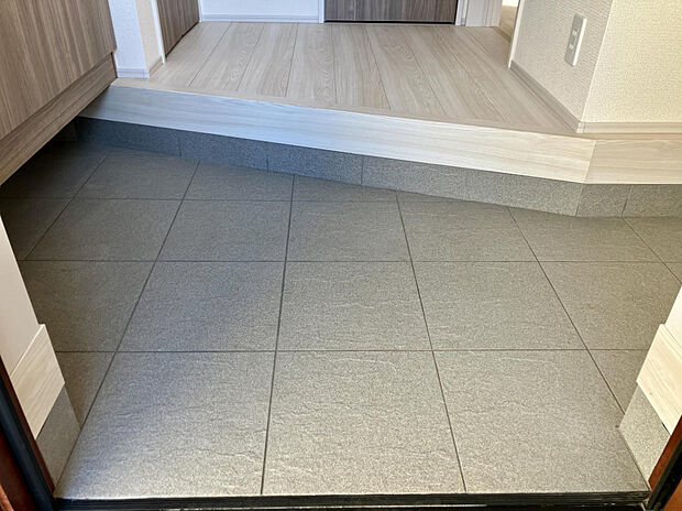 【【1階　玄関】】やさしい風合いと安心のグリップを兼ね備えた、上品なクォーツ調柄の玄関タイル。