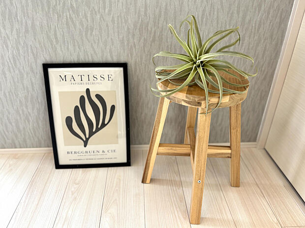 【【1階　LDK（18.5帖）】】アクセントクロスと床の風合いを生かしたコーティングで、高級感と落ち着きのある空間を演出。