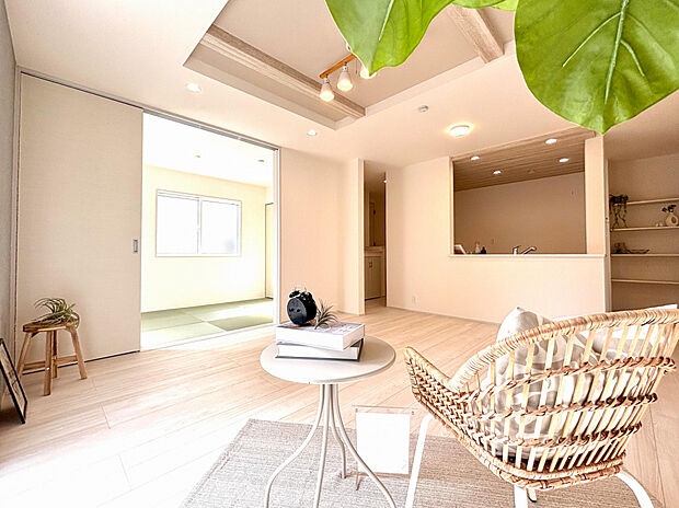 【【1階　LDK（18.5帖）】】18帖超の広々したリビングダイニング。ご家族みなさんでのびのびとくつろげる空間です。