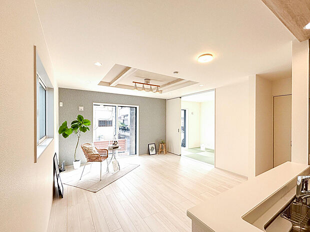 【【1階　LDK（18.5帖）】】リビングから続く和室の引き戸を開け放すと、より広々とした空間が生まれます。