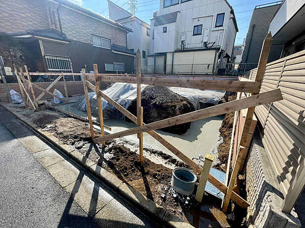 【【外観】　建築中　11.8現在】国が定めた耐震等級で最高の「3」を取得。繰り返す地震に強い「耐震ダンパー」を装備◎