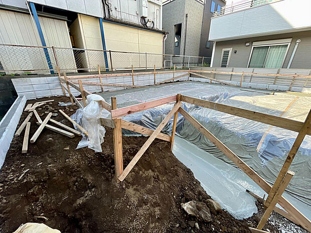 【【外観】　建築中　11.8現在】コンビニ2件が徒歩8分圏内。スーパーやドラッグストアは徒歩15分圏内。お買い物にも便利な立地です。