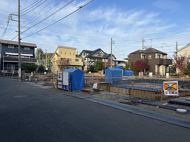 【【現地写真】2025.11.23現在】「食洗器」「折上天井」「制震ダンパー」標準装備の2階建×「3・4LDK」の住まいです。2階の各洋室はプライベートも大事にできる振り分けタイプ。