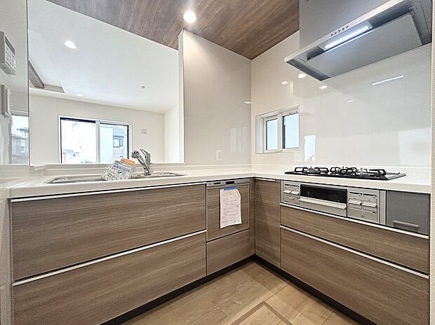 キッチンからリビング全体を見渡せ、そして、家族全員と会話ができる人気の高いオープンキッチン。大型の食器棚も設置できる広々としたキッチンスペースも魅力！